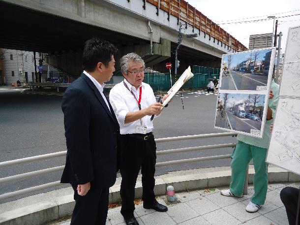 担当者からの説明を聴く市長