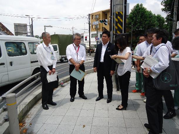 渋滞緩和が図られた交差点を視察する市長