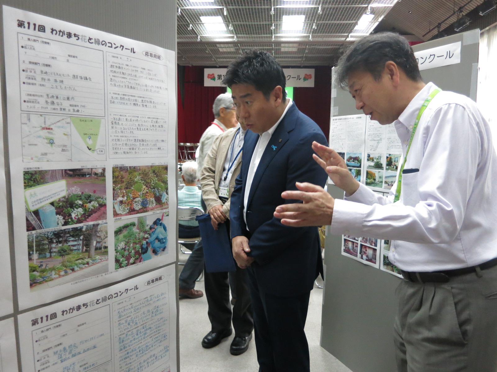 展示の活動内容を担当者から聴く市長