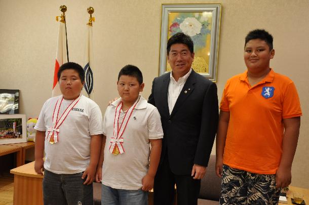 わんぱく相撲全国大会に出場する選手と市長の記念撮影