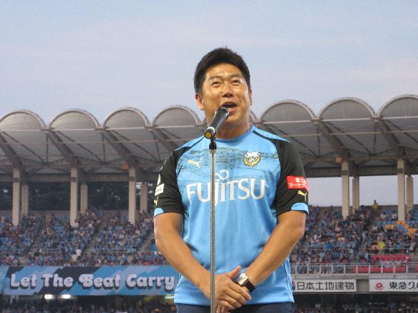 試合前に挨拶する市長