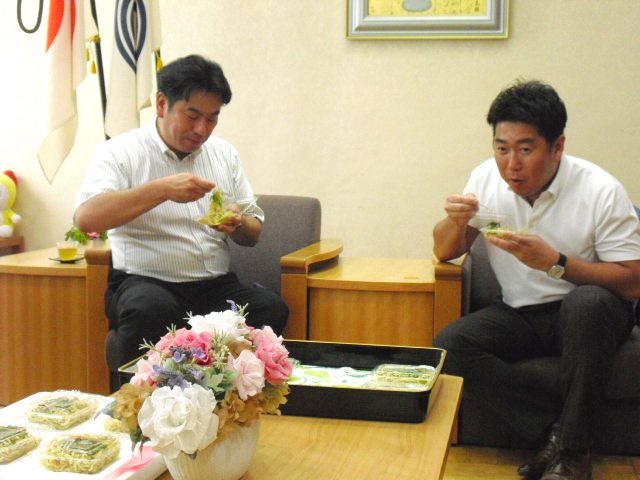 ほやを使った料理を試食する町長と市長