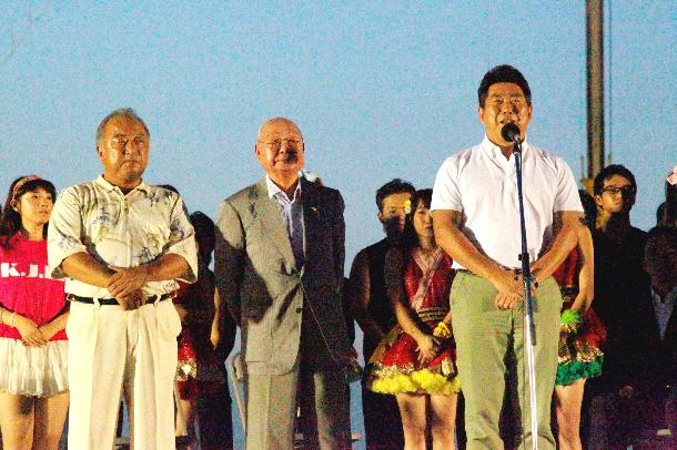 打ち上げ前のセレモニーで挨拶する市長