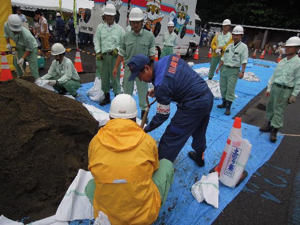 土のう作りを体験する市長