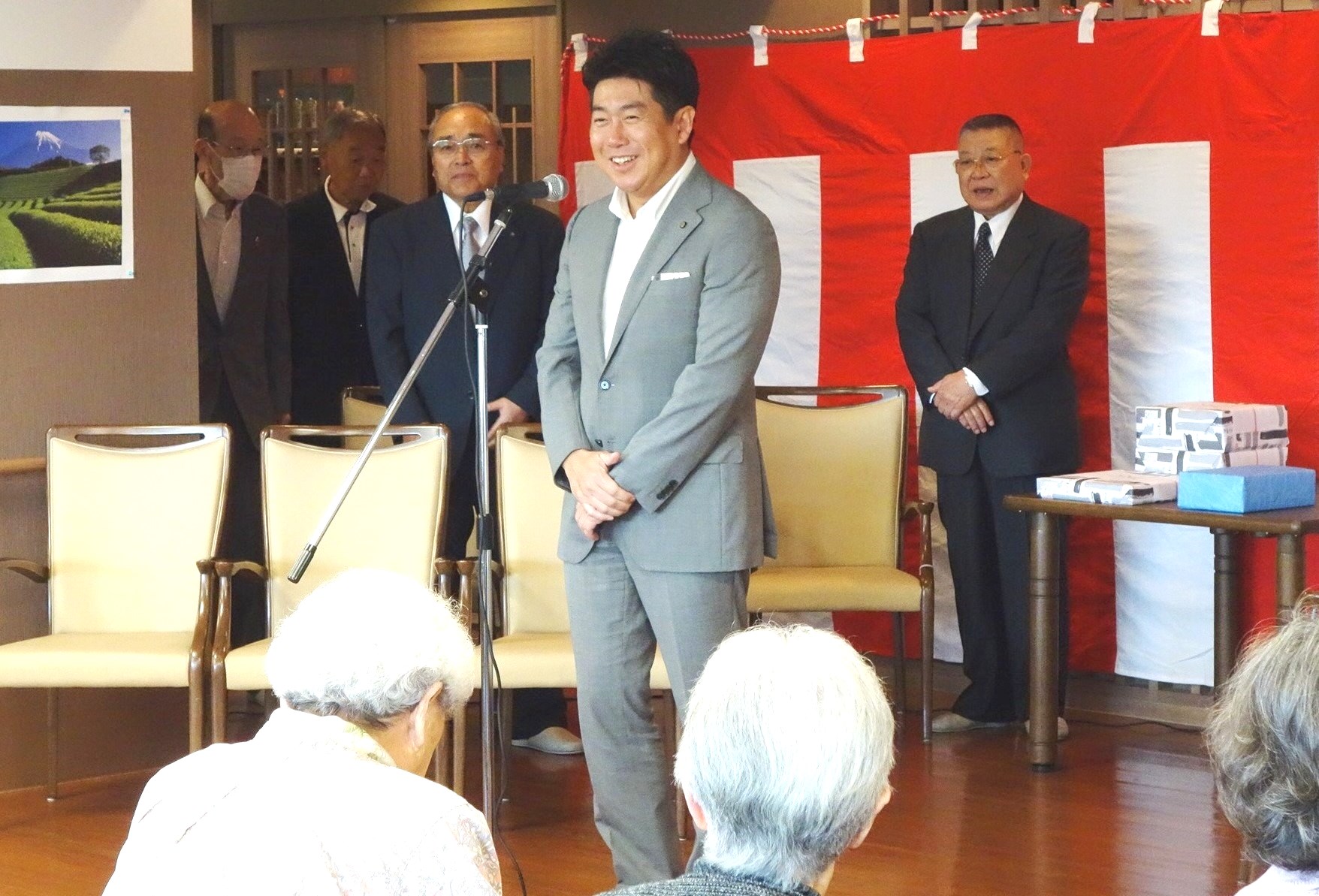 入居者に御長寿のお祝いを述べる市長