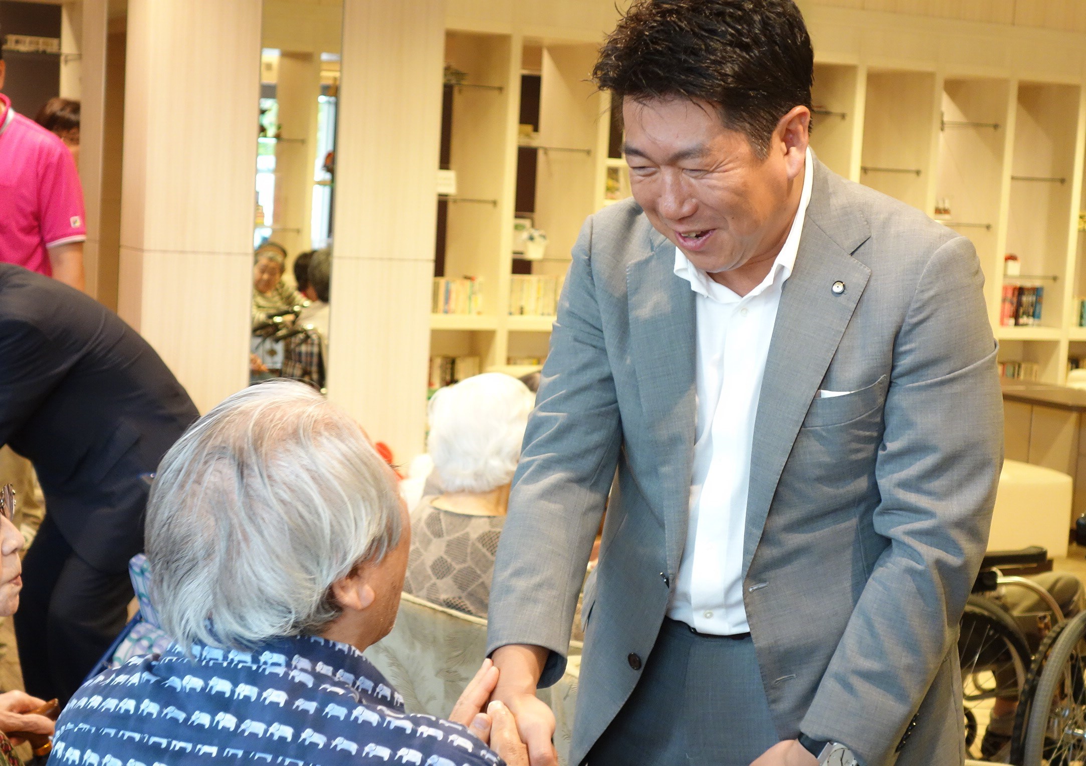 入居者の方々と交流する市長