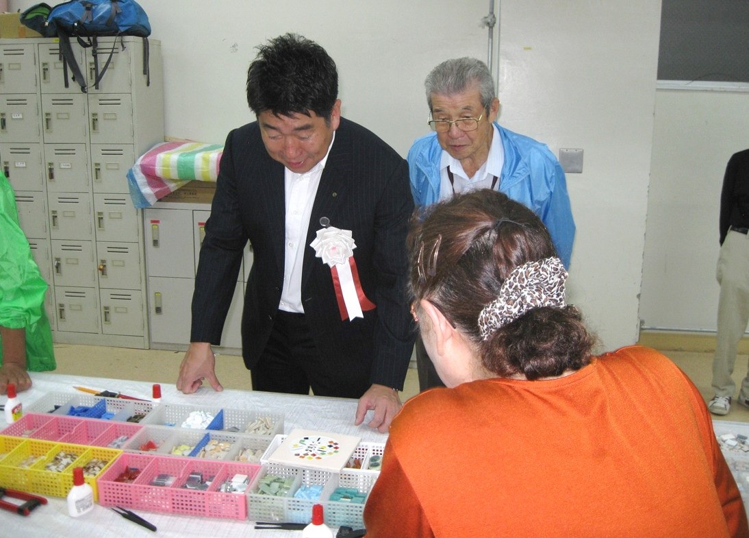 展示品を視察する市長