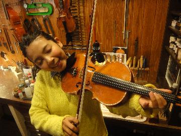 イタリア発祥の楽器と言われるバイオリンの工房にも行ってきました。