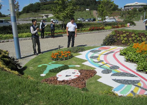 本市出展の花壇を確認する市長