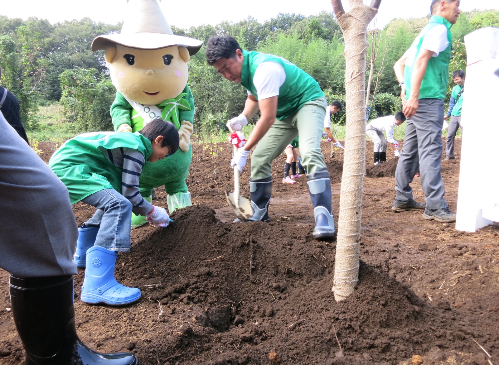 参加者とともに植樹を行う市長