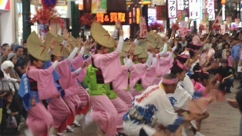 商店街での踊りの様子