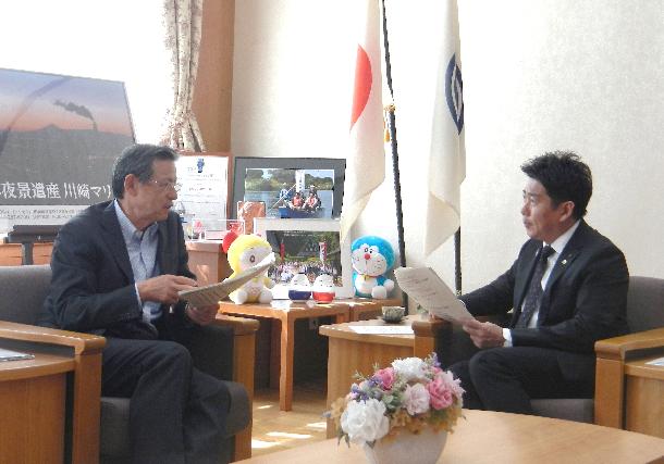 末吉氏と市長の対談の様子