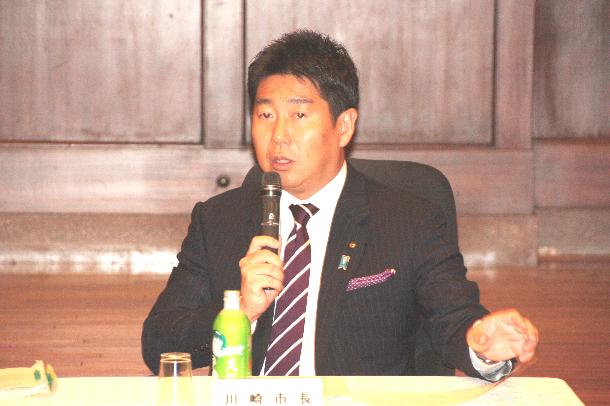 会議で発言する市長