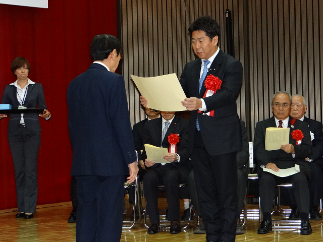 表彰状を授与する市長