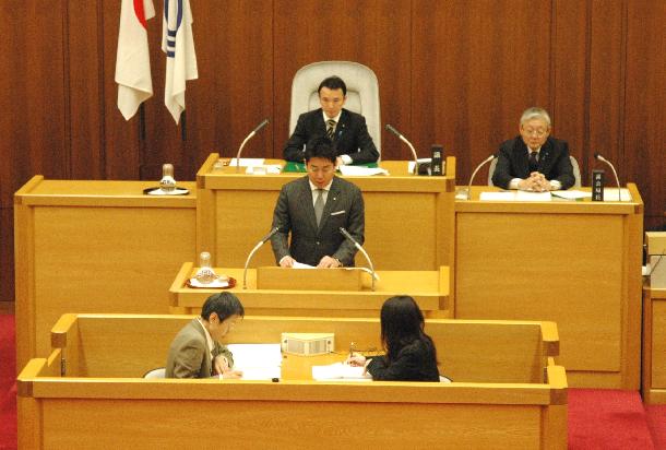 市議会定例会で提案説明を行う市長