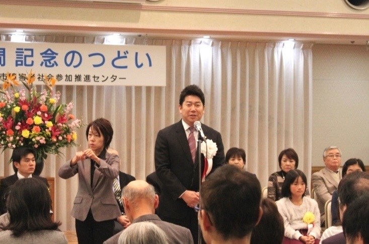 挨拶する市長