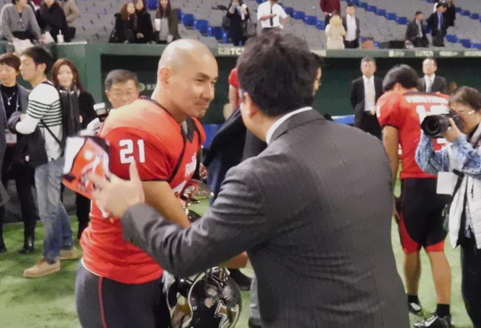 試合後の選手に声をかける市長