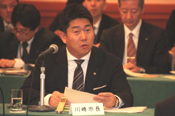 会議で発言する市長