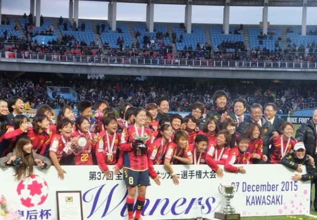 優勝を喜ぶINAC神戸の選手や関係者