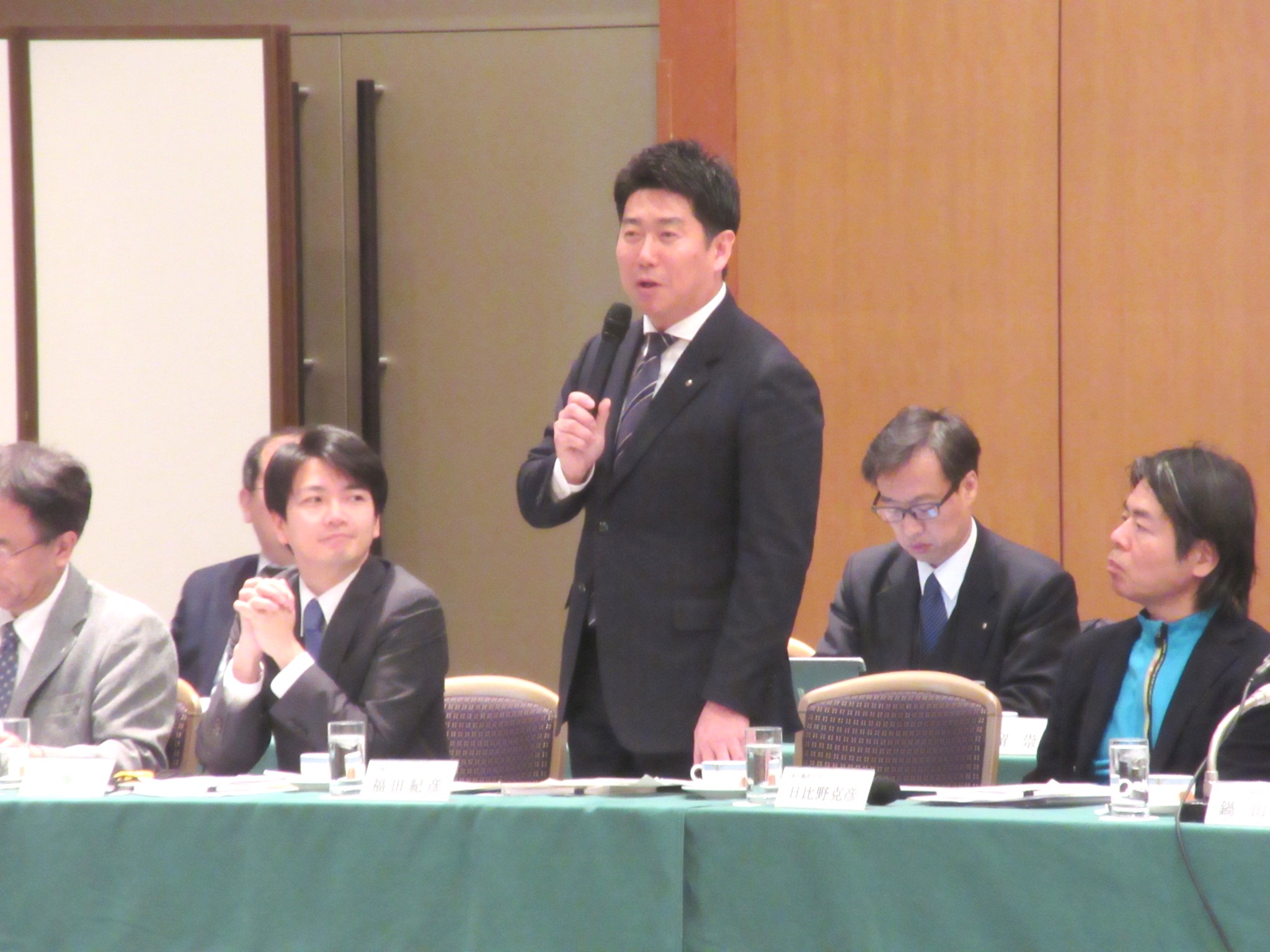 会議で発言する市長