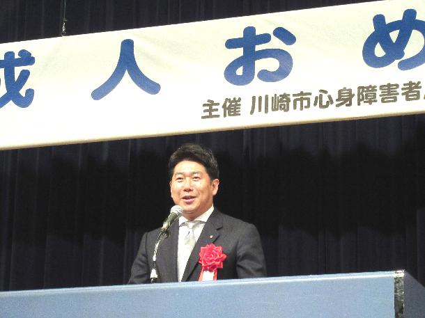 「成人の日を祝うつどい」で挨拶する市長