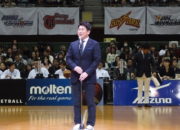 試合前に挨拶する市長