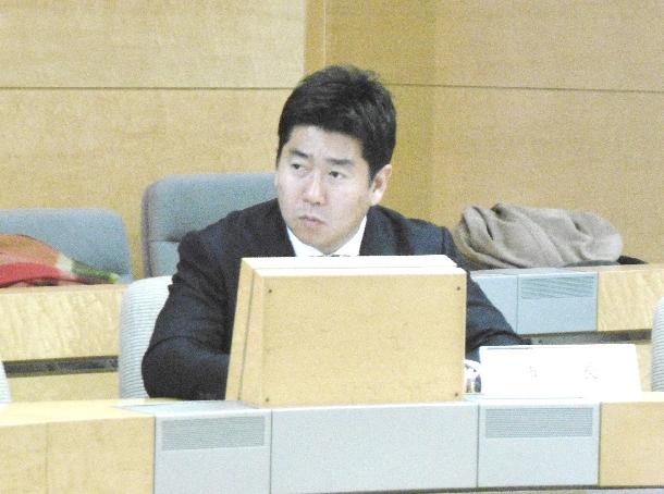 会議での発言を聴く市長