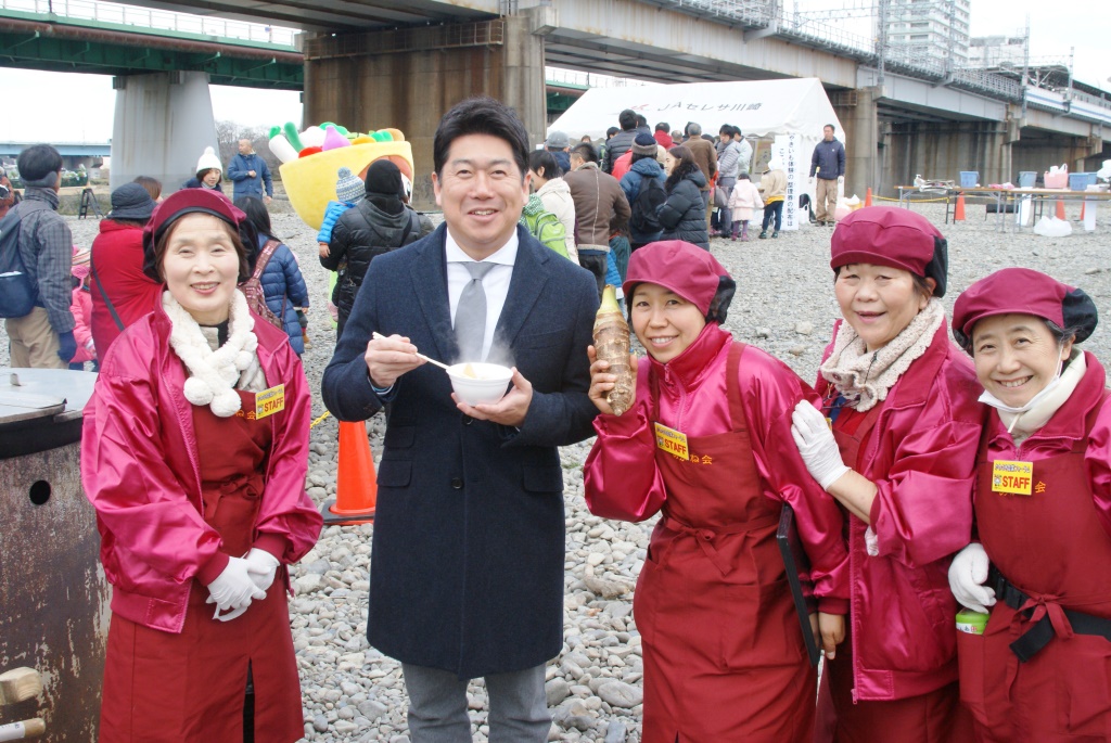 豚汁を試食する市長