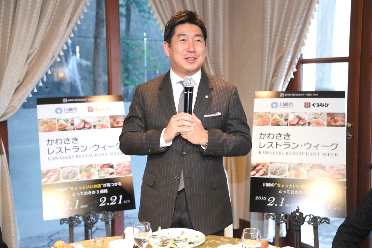 試食会で挨拶する市長