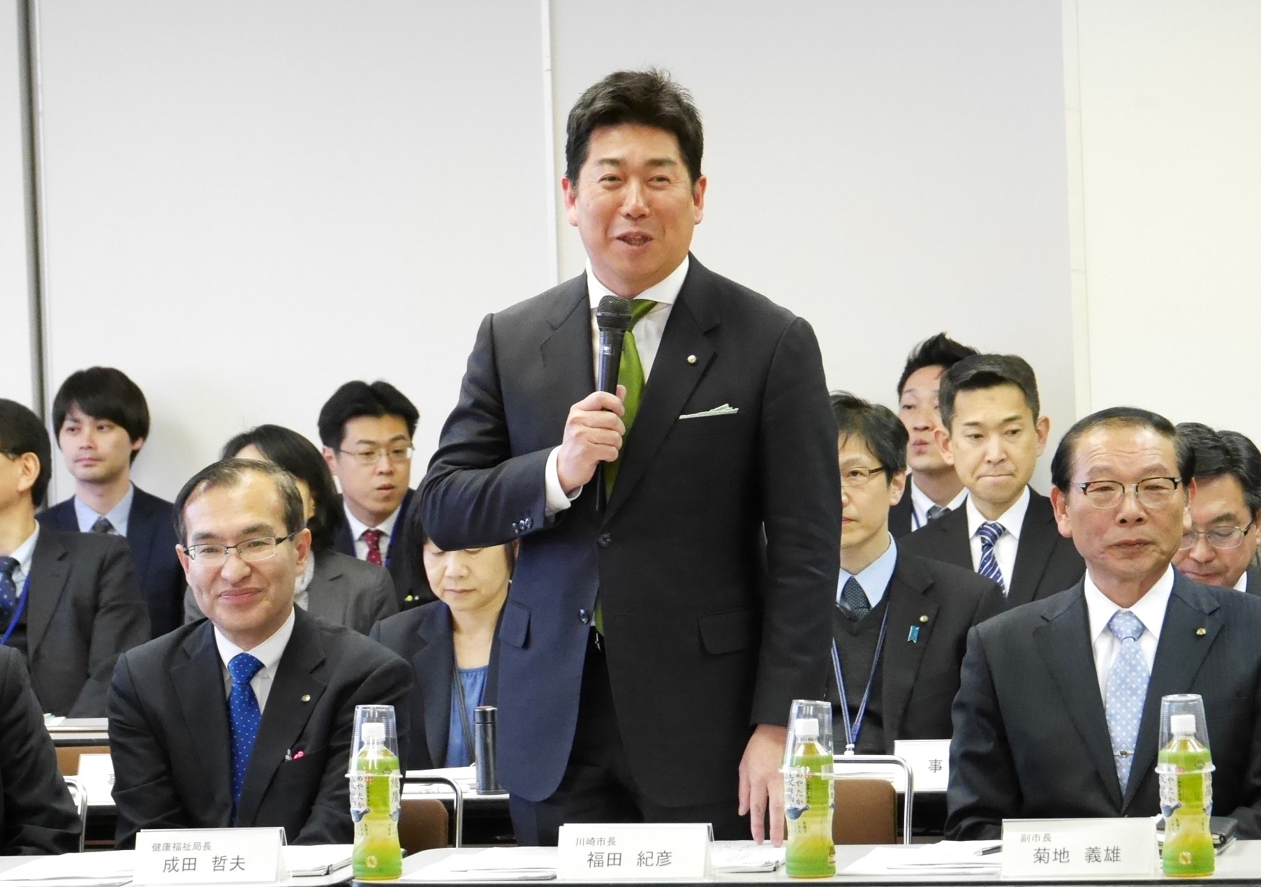 協議会で挨拶をする市長