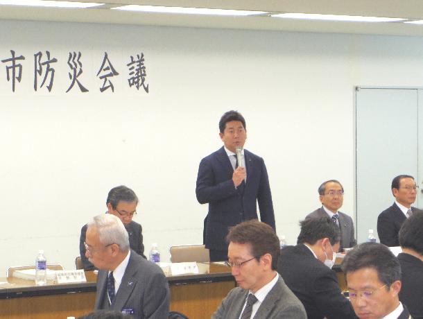 防災会議で挨拶する市長