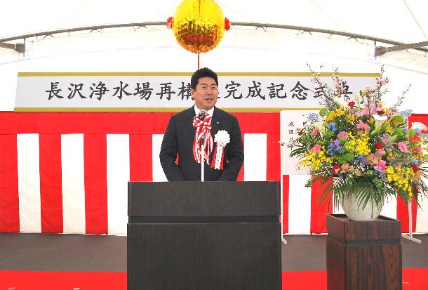 記念式典で挨拶する市長