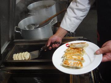 焼きたてジューシーな餃子です。