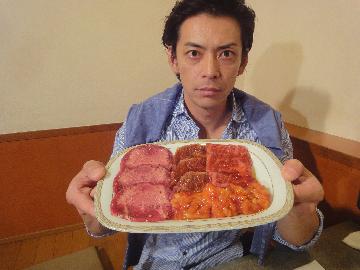 コリアタウンの焼肉に敦士も大満足。