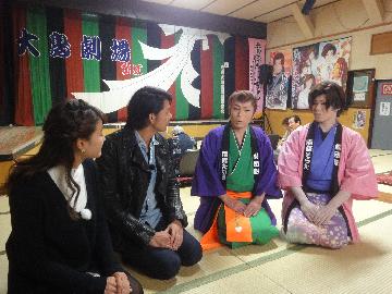 大島劇場で劇団魁（さきがけ）のみなさんに大衆演劇の楽しみ方を教えてもらいました。