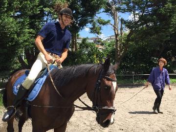 番組MCの敦士も乗馬初体験！