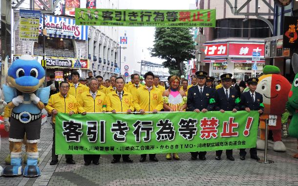 商店街関係者等の皆さまと共に行進