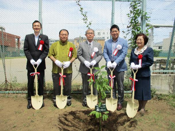 植樹式の様子