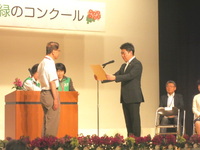 表彰状を授与する市長