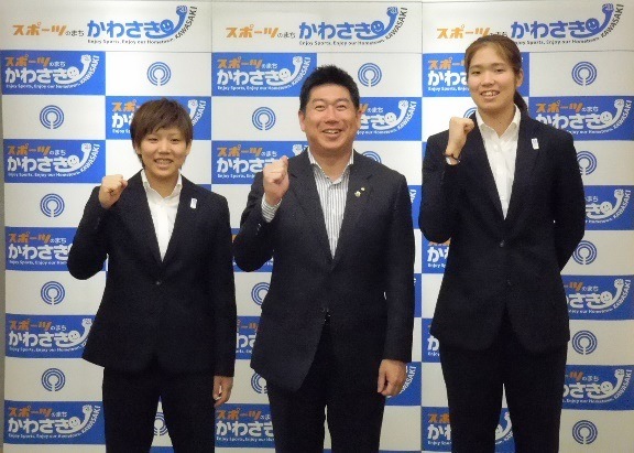 町田選手、長岡選手とともにガッツポーズをする市長