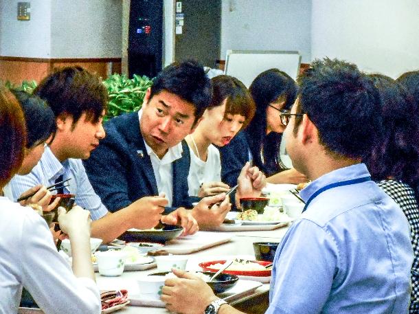 学生たちと語り合いながら昼食をとる市長