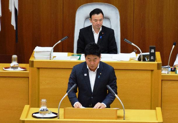 代表質問に答弁する市長