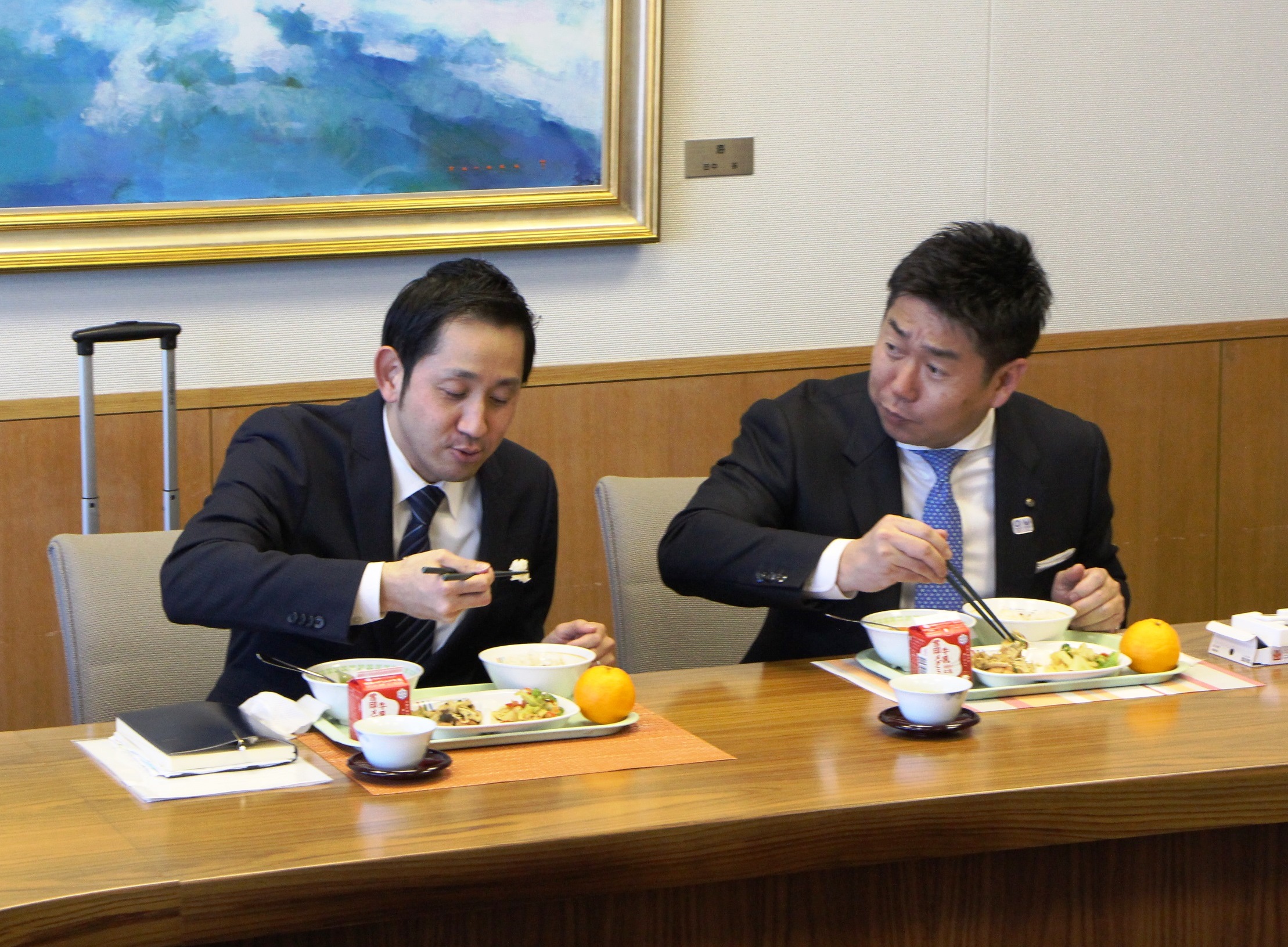 給食の試食をする様子