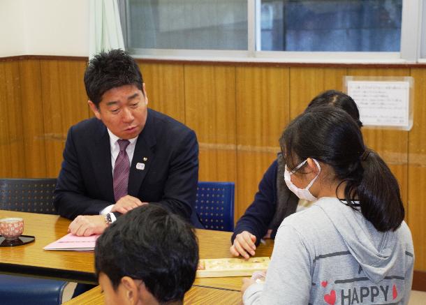 マンカラの説明を聞く市長