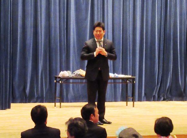 出演者を激励する市長