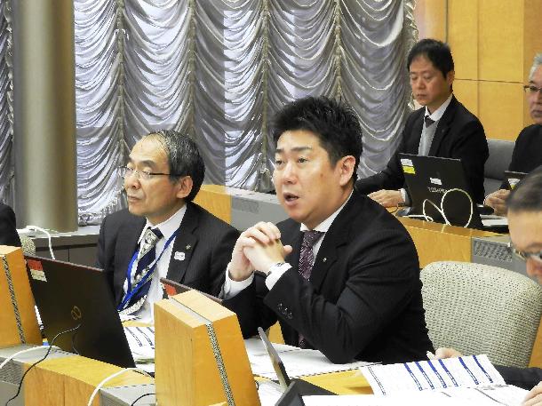 会議で意見を述べる市長