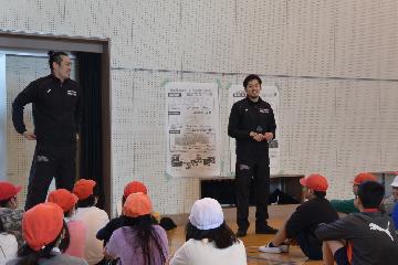 定期的に市内の小学校でバスケットボール教室を開催！主将の篠山選手などがスポーツの楽しさを教えていますよ。