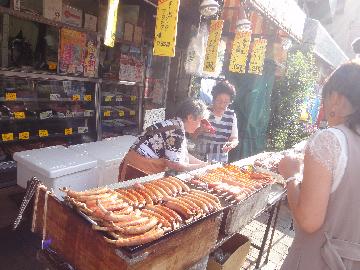 地元商店街の料理を満喫できる夏祭り！お祭りのときは特に沢山のお店が料理を販売するそうです。