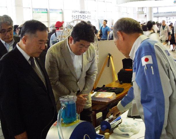 製品や技術の説明を受ける市長