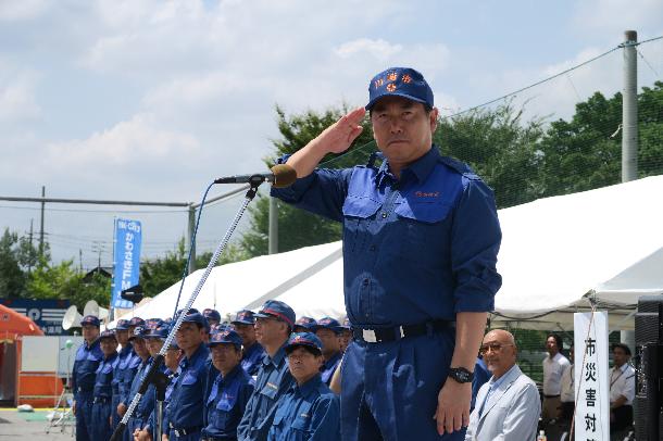 敬礼をする市長